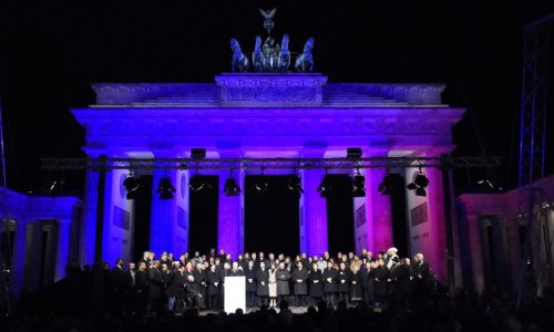 Thousands rally in Berlin for Paris terror victims