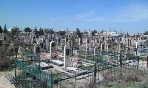 В Баку семья живет на кладбище