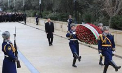 Президент Азербайджана посетил Аллею Шехидов