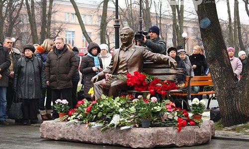 Ukraynada öldürülən keçmiş azərbaycanlı deputata heykəl qoyuldu - (Foto)