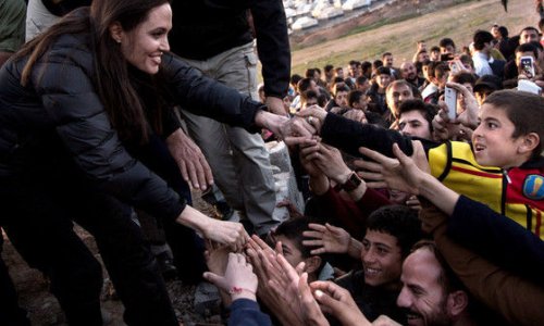 Анджелина Джоли посетила беженцев