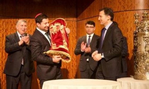 Azerbaijani Jews receive Sefer Torah from Jewish community of Los Angeles