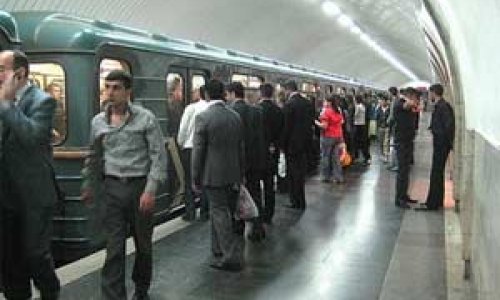 Metroda gərginlik: işıqlar söndü, eskalator dayandı