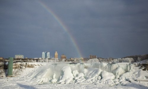 Ниагарский водопад закован в лед