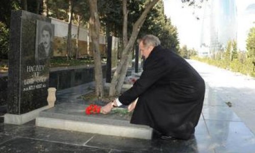 US Ambassador to Azerbaijan visits Alley of Martyrs