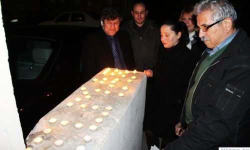 Церемония памяти у дома Эльмара Гусейнова