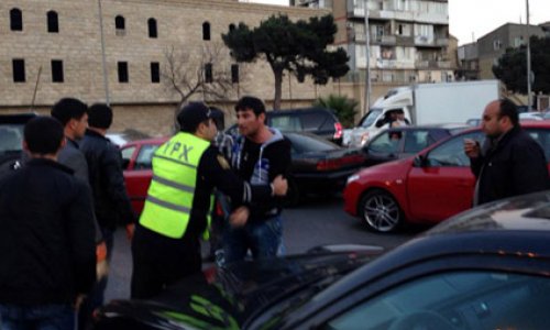 Ata və iki oğlu yol polislərini döydü - Bakıda