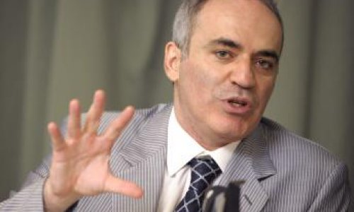 Harri Kasparov: “Putin xərçəng şişidir”