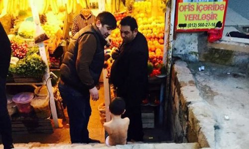 В Баку раздетого ребенка отправили просить милостыню