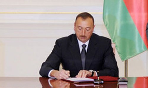 Президент Азербайджана вручил Почетный диплом