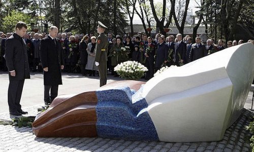 Boris Yeltsinin, Nazim Hikmətin qəbri olan məzarlıqda yanğın