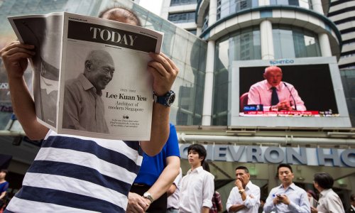 Singapore extends viewing for Lee with mile-long line