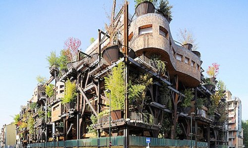 Italian architect designs wooden treehouse