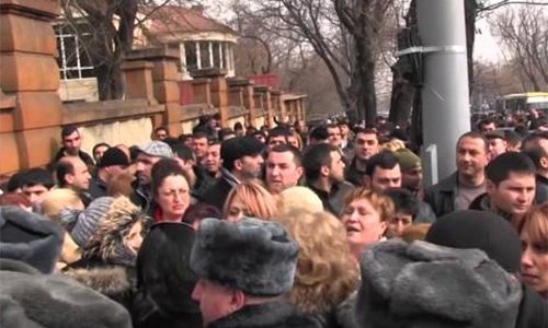 Parents of deceased Armenian soldiers stage protest outside Presidential Administration of Armenia