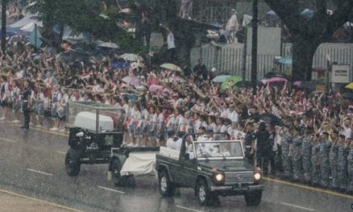 Lee Kuan Yew: Singapore holds funeral procession