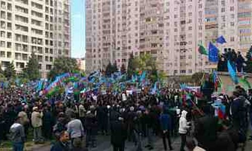 В Баку проходит митинг Национального совета