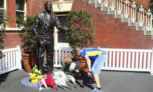 Richie Benaud: World pays tribute to cricket legend & commentator