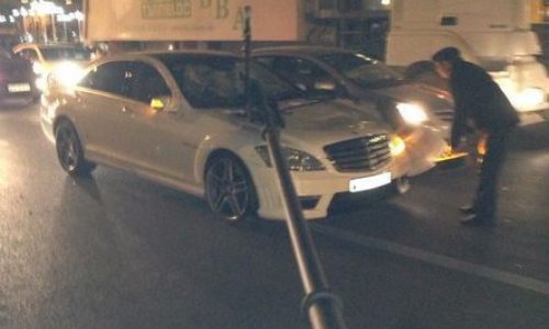 В Баку ветер обрушил столб на автомобиль