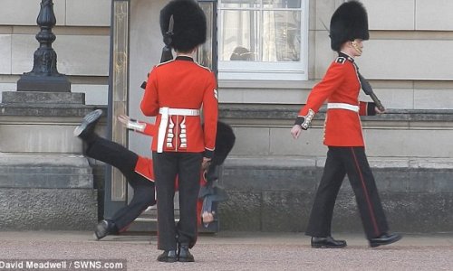 Embarrassing moment Buckingham Palace sentry slips and falls