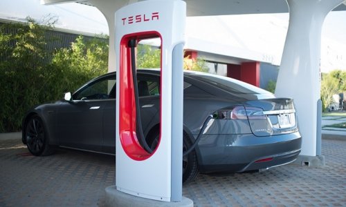 Tesla unveils batteries to power homes