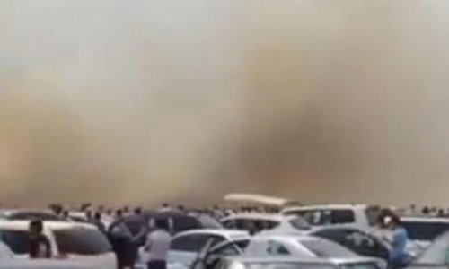 В Баку горит автомобильный рынок
