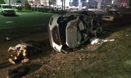 В Баку сотрудник полиции устроил аварию