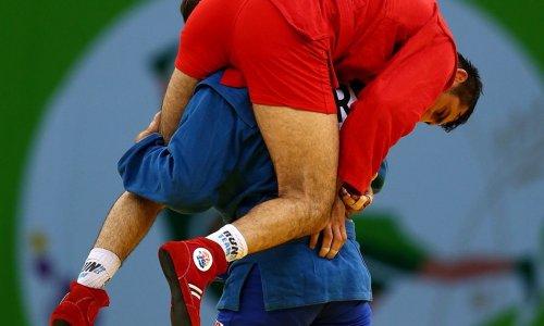 Victorious Sambo fighter carries injured Azeri opponent off