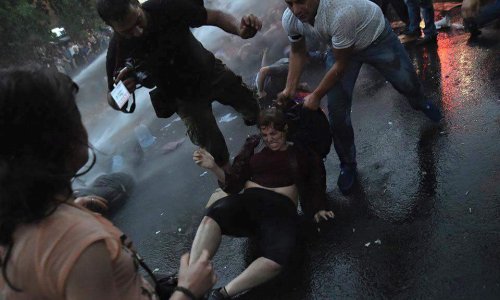 Число протестующих в Ереване растет