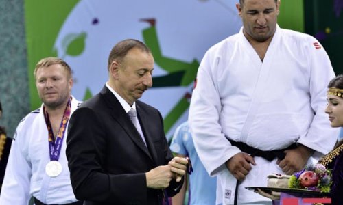 Президент вручил золотую медаль паралимпийцу