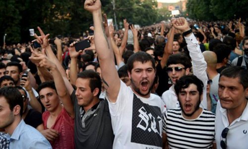 Митингующие намерены вечером провести шествие по центру Еревана