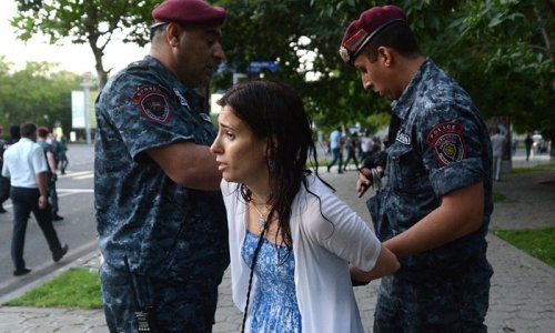 Yerevanda aksiyaçılar Avropa İttifaqının bayrağını cırıblar