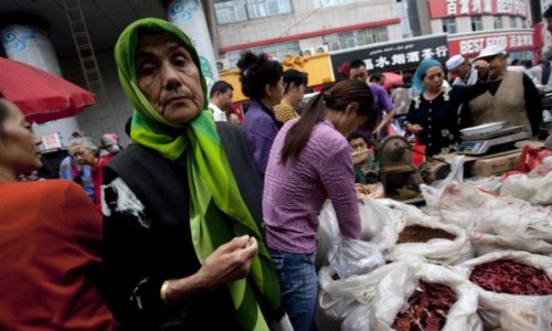 Çində uyğur qadınların niqabını dartıb çıxarırlar