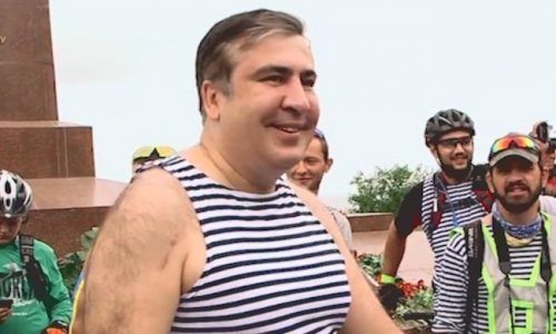 Saakaşvili maykada velosiped sürdü - VİDEO