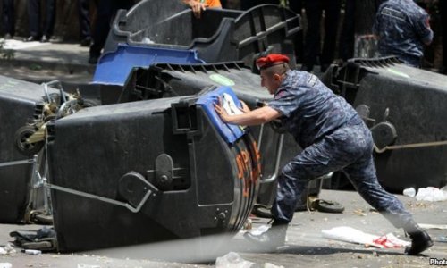 Yerevan polisi barrikadaları dağıtdı