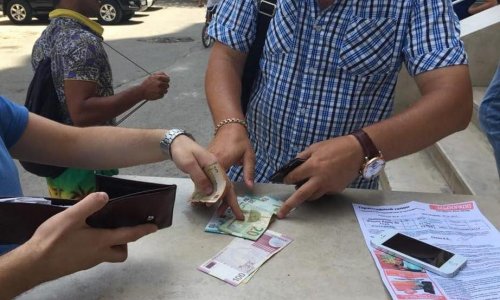 Русские туристы продают в Баку  поддельные телефоны