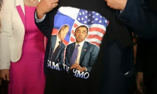 Французский сенатор купил в Крыму футболку с оскорблением Обамы