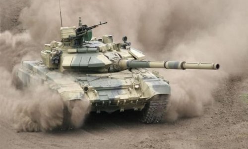 Азербайджанские танки движутся в направлении фронта