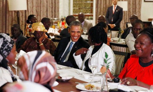 Обама поужинал со своей бабушкой в Африке