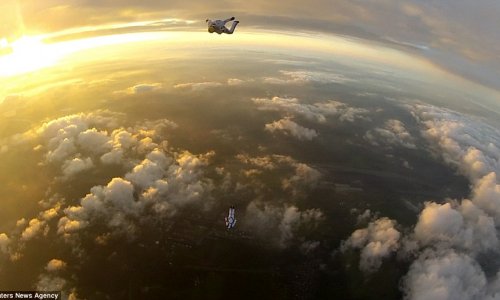 Stunning pictures capture moment skydivers soar over the planet