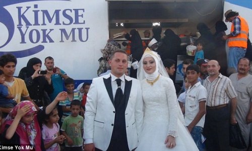 Newlyweds spend their wedding day feeding 4,000 Syrian refugees on Turkish border