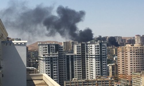 В Баку горит здание