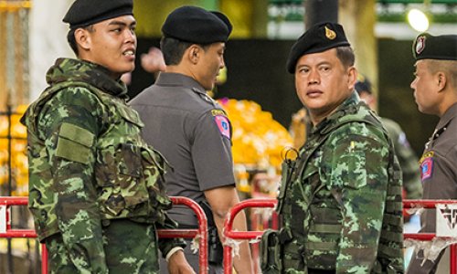 В Бангкоке неизвестный бросил бомбу в толпу людей