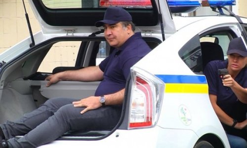Саакашвили залез в багажник патрульной машины