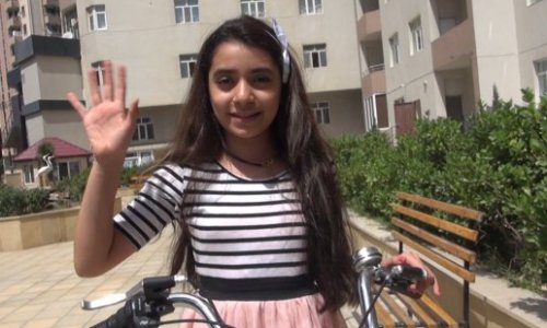 POSTCARD: 11-летняя девочка азербайджанка говорит  на 6 языках
