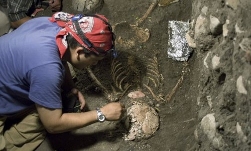 В Мексике откопали стену из человеческих черепов