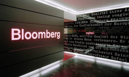 Bloomberg уволил журналиста за оперативность