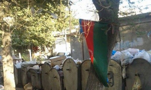 Azərbaycan bayrağını zibilliyə atdılar – VİDEO + FOTO