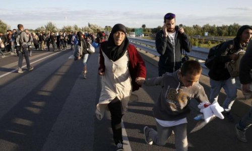 Migrant crisis: Hundreds force way past Hungarian police