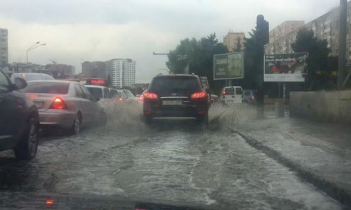 Bakıda güclü yağış: Əhmədlini su basdı