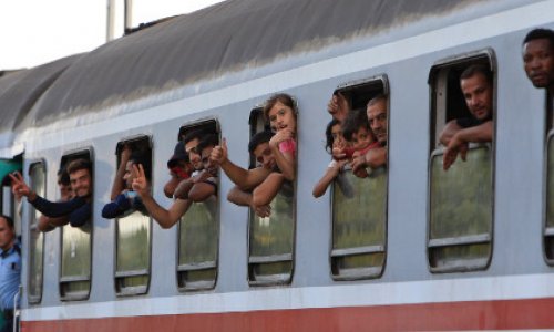 Власти Венгрии задержали поезд с мигрантами